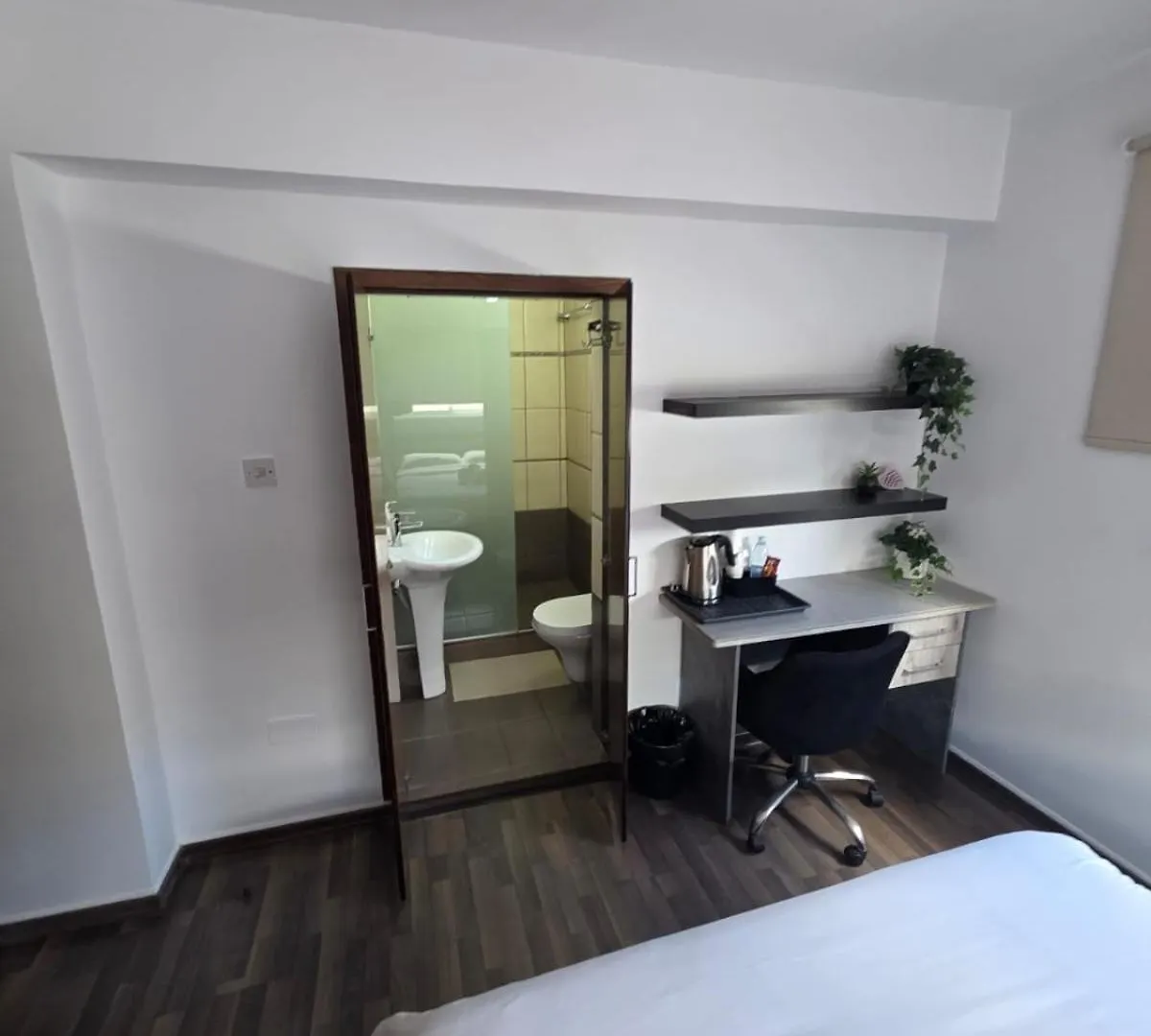 לרנקה Town Centre Suites 2*,