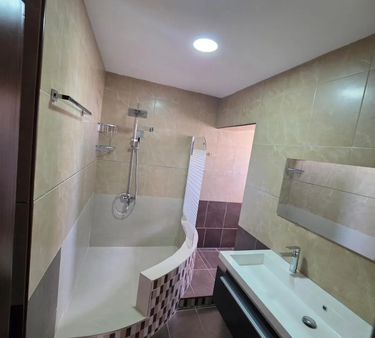 בית הארחה לרנקה Town Centre Suites