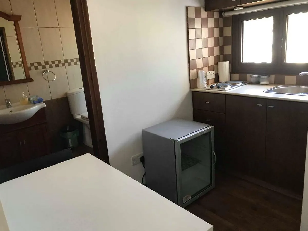 לרנקה Town Centre Suites בית הארחה